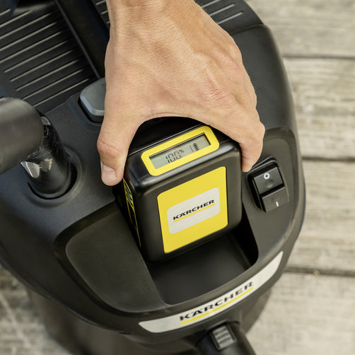 Аккумуляторный пылесос для сбора золы Karcher AD 2 Battery - <h3>Сменный аккумулятор Karcher Battery Power 18 В</h3>
<p>
	 Максимальная свобода движений благодаря отсутствию кабеля. Технология Real Time с ЖК-дисплеем для отображения состояния заряда аккумулятора. Совместимость со всеми аппаратами Karcher на аккумуляторной платформе Battery Power 18 В.
</p>