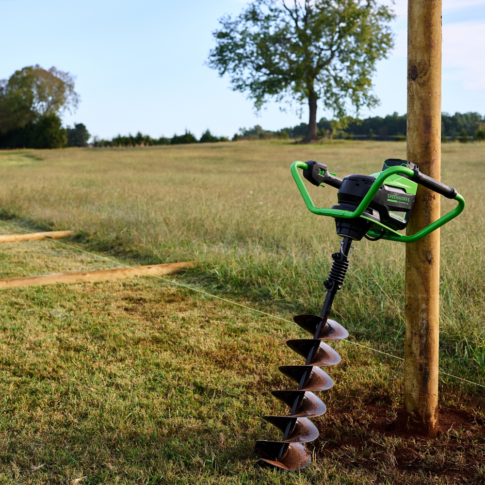 Бур моторизированный аккумуляторный Greenworks GC-AUGER б/щ (без АКБ и З/У) - Землебур обладает неоспоримыми преимуществами перед бензиновыми моделями. Во-первых, это функция реверса – вращение шнека против часовой стрелки. Она незаменима при работе со сложными грунтами, когда необходимо извлечь шнек. В бензиновых устройствах реверс встречается редко и значительно увеличивает их стоимость. Во-вторых, это инновационная защита от отдачи, повышающая безопасность. Она реализована с помощью встроенного акселерометра, тогда как в других землебурах (если она есть) используется рычаг, контактирующий с бедром оператора.
