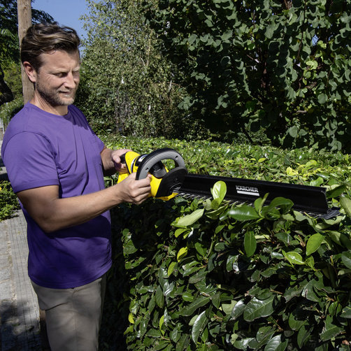 Аккумуляторный кусторез Karcher HGE 36-60 Battery - <h3>2-ступенчатый регулятор скорости движения лезвий</h3>
Обеспечивается выбор режима, оптимального для решения конкретной задачи (максимальной скорости обрезки или максимального режущего усилия). Ступень 1: высокая скорость. Оптимальный режим для аккуратной формовки. Ступень 2: повышенное усилие. Оптимальный режим для срезания толстых ветвей и обрезки загущенных кустарников.