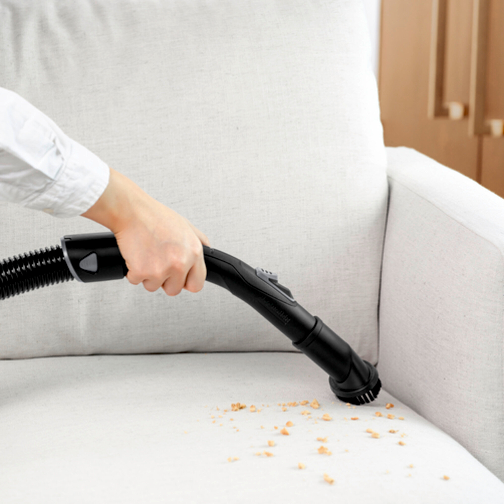Пылесос сухой уборки Karcher VC 2 - <h3>Удобная система фильтрации с фильтр-мешками</h3>
Легок в обращении Никакого контакта с пылью.