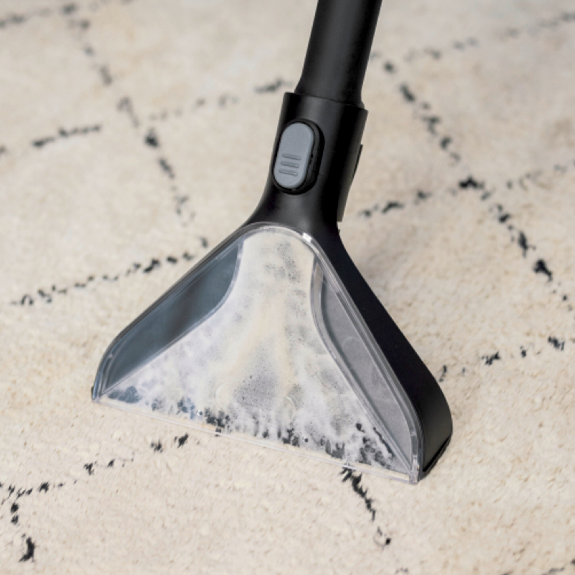 Моющий пылесос Karcher SE 3 Compact Home Floor  - <h3>Испытанные насадки Karcher (для мягкой мебели и щелевая) для оптимальных результатов уборки</h3>
Тщательная очистка текстильных поверхностей. Быстрая и легкая очистка по технологии экстракции. Низкая остаточная влажность для быстрого высыхания текстильных поверхностей.
