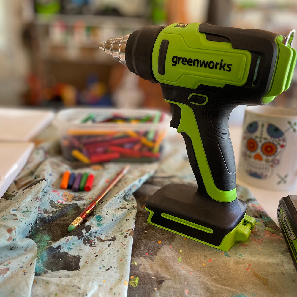 Аккумуляторный строительный фен Greenworks  G24HG, 24v (без АКБ и З/У) - Технический фен совместим со всеми стандартными насадками для снятия ЛКП, формовки, сжатия, сварки и других задач. Инструмент нагревается до рабочей температуры 550°C всего за 15 секунд. Для быстрой замены нагретых сопел предусмотрена фронтальная подвижная втулка. Фен безопасен в использовании благодаря встроенной защите от случайного запуска.