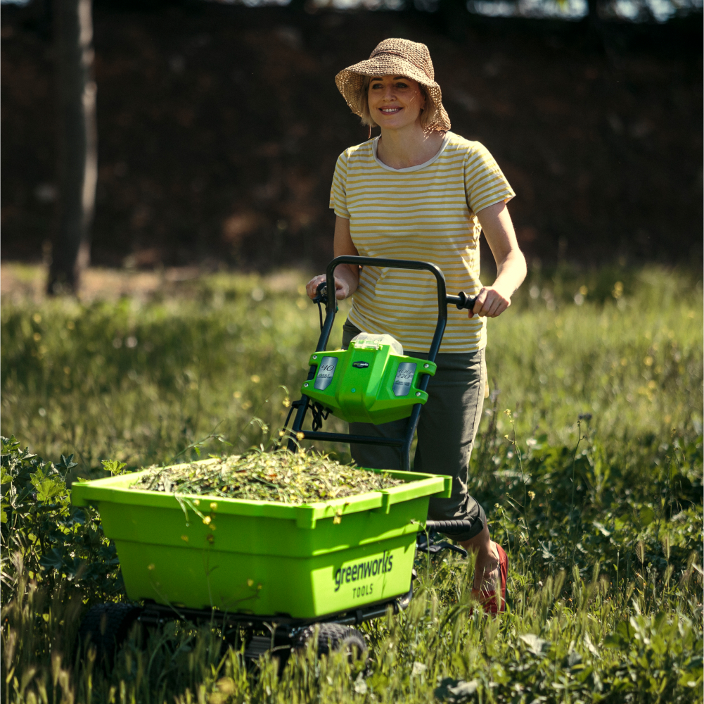 Аккумуляторная ручная самоходная тележка Greenworks G40GC, 40v (без АКБ и З/У) - Тележка обладает грузоподъемностью до 100 кг и вместительным кузовом объемом 106 литров. Она оснащена двумя скоростями движения вперед (3 км/ч и 4,2 км/ч) и одной задней скоростью (2,4 км/ч), что обеспечивает отличную маневренность при транспортировке различных грузов. Такие характеристики делают ее незаменимым помощником для работ в саду, на стройплощадке или в хозяйстве.