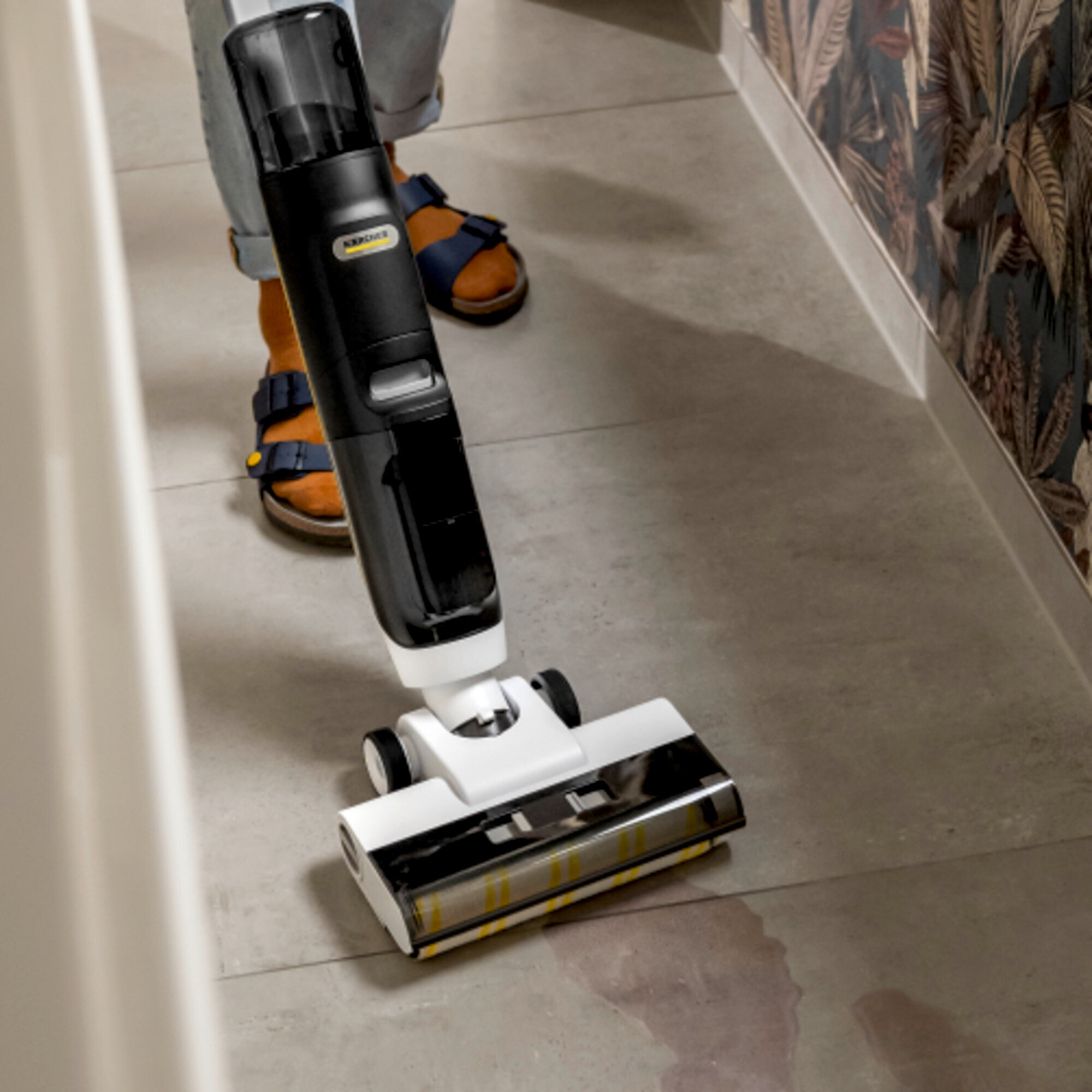 Вертикальный моющий пылесос Karcher FCV 3 - <h3>Функция Xtra!Clean «3 в 1»: влажная уборка, всасывание и сушка</h3>
<p>
	 Уборка с экономией до 50 % времени и гарантия идеальной чистоты за счет интегрированной функции всасывания, позволяющей обойтись без предварительной уборки пылесосом. 3 режима уборки для удаления загрязнений любых видов — даже стойкой грязи и больших объемов жидкостей. Оптимальная адаптация к различным напольным покрытиям и очистка вплотную к стенам. Возможность очистки ковров и ковровых дорожек в режиме сухой уборки.
</p>