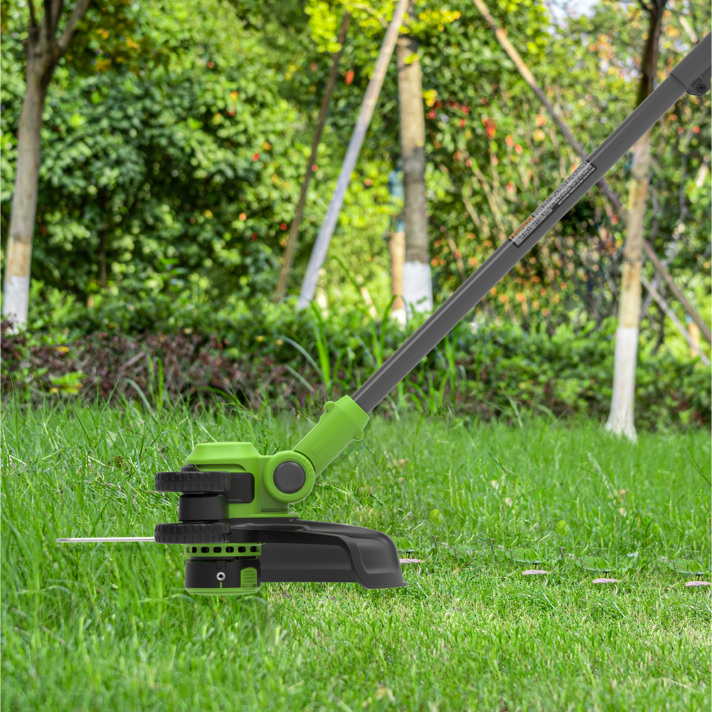 Аккумуляторный триммер Greenworks G24LT301 30см, 24v (АКБ 1х4Ah и З/У) - Триммер Greenworks обеспечивает ширину скашивания 30 см с леской 1,65 мм или 25 см с ножами. Оснащен автоматической подачей лески с односторонним выходом. В режиме подрезки кромок режущая часть поворачивается вертикально, а защитные колеса предотвращают касание земли. Идеален для ровной стрижки газона и аккуратной обработки краев.м