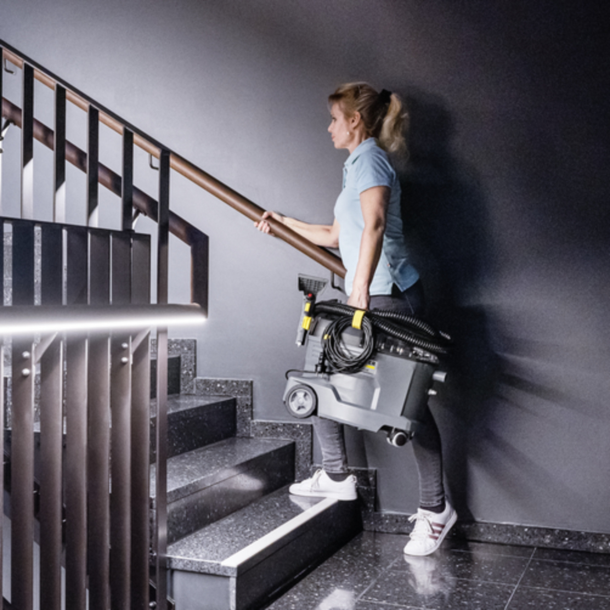 Профессиональный моющий пылесос Karcher Puzzi 8/1 - <h3>Превосходная эффективность уборки</h3>
Эффективная глубокая очистка текстильных поверхностей. Быстрое высыхание и возобновление использования очищенных объектов благодаря эффективному сбору влаги. Эффективная очистка с видимым результатом.