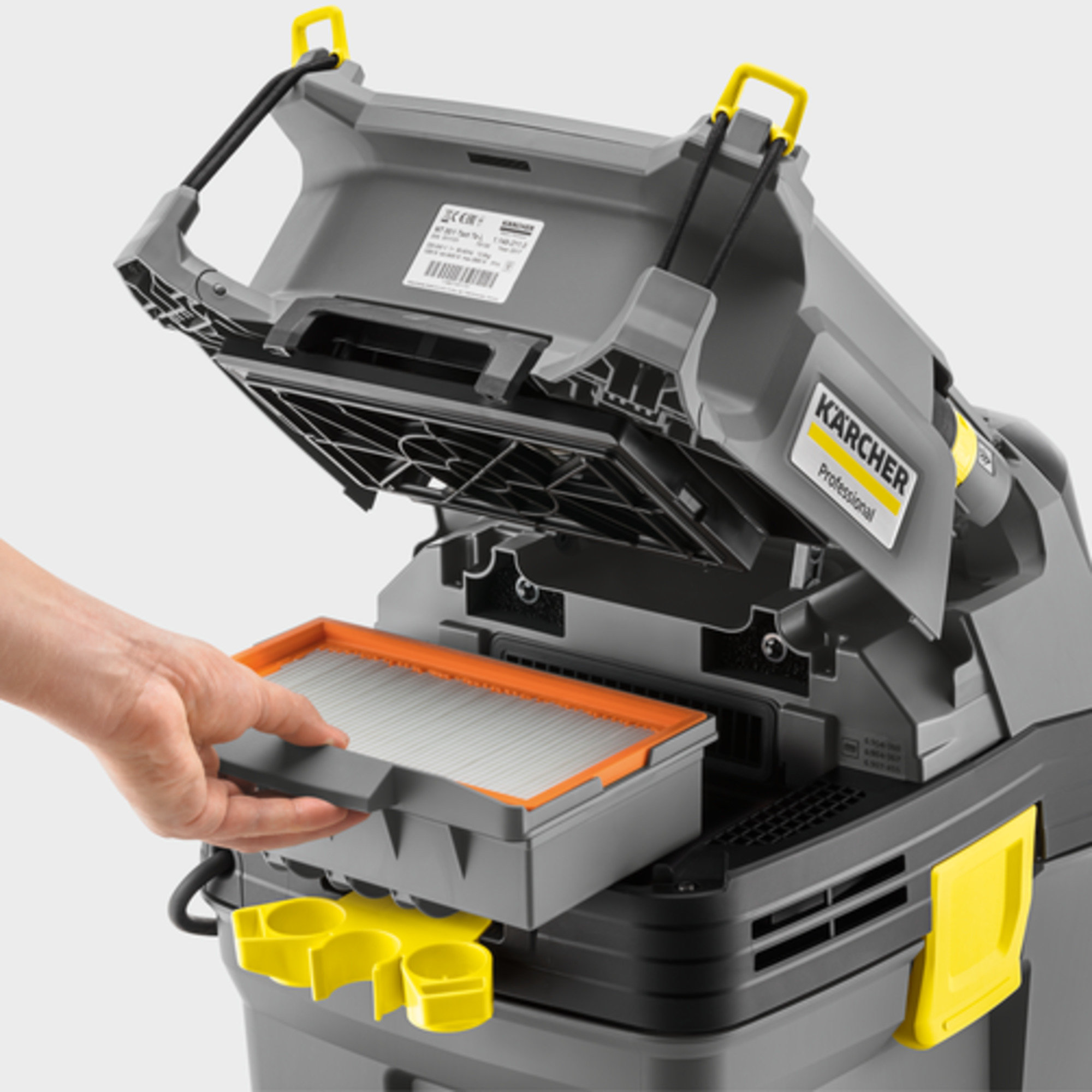 Профессиональный пылесос Karcher NT 30/1 Tact L - <h3>Прочный контейнер с отбойниками и металическими роликами</h3>
Прочные металлические ролики гарантируют хорошую маневренность и мобильность без ограничений на строительных площадках Прочный контейнер с отбойниками защищает аппарат от ударов и тряски.
