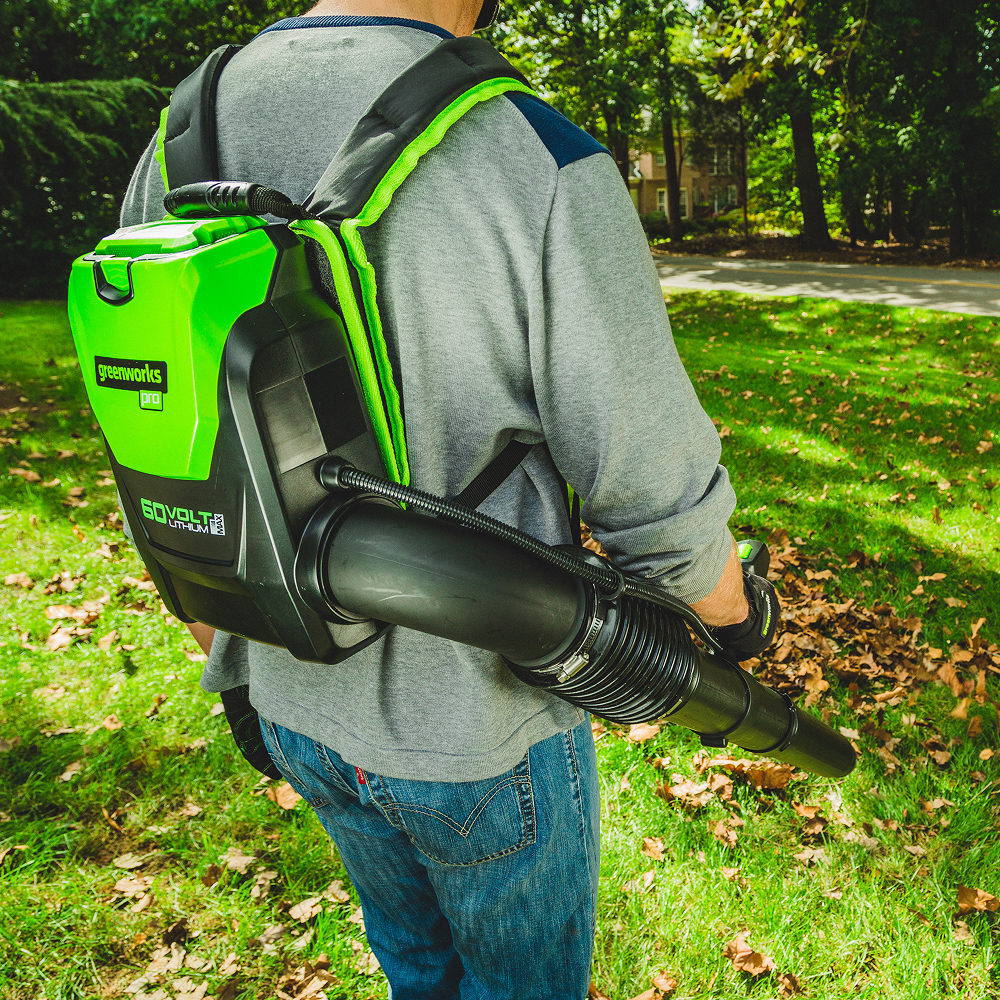 Аккумуляторный ранцевый воздуходув Greenworks GD60BPB, 60v (без АКБ и З/У) - Воздуходувка Greenworks создает мощный воздушный поток скоростью до 225 км/ч с производительностью 15 м³/ч. Плавная регулировка скорости с 2 ступенями и фиксатором позволяет точно настроить интенсивность воздушного потока под разные задачи. Турборежим обеспечивает максимальную мощность, когда это необходимо, делая уборку листьев и мусора быстрой и эффективной.